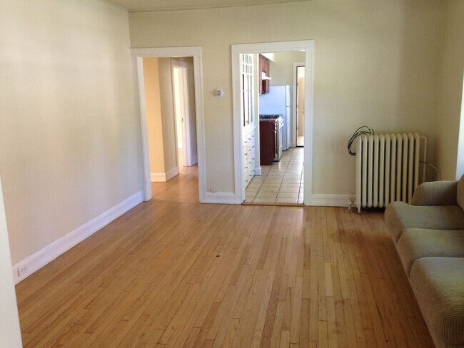 Building Photo - 1830-32 E Kenwood Blvd