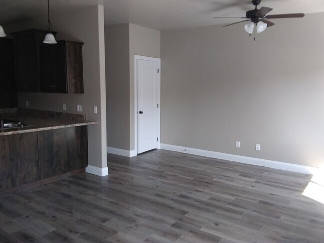 Building Photo - Newer town home living in the heart of Cedar City!