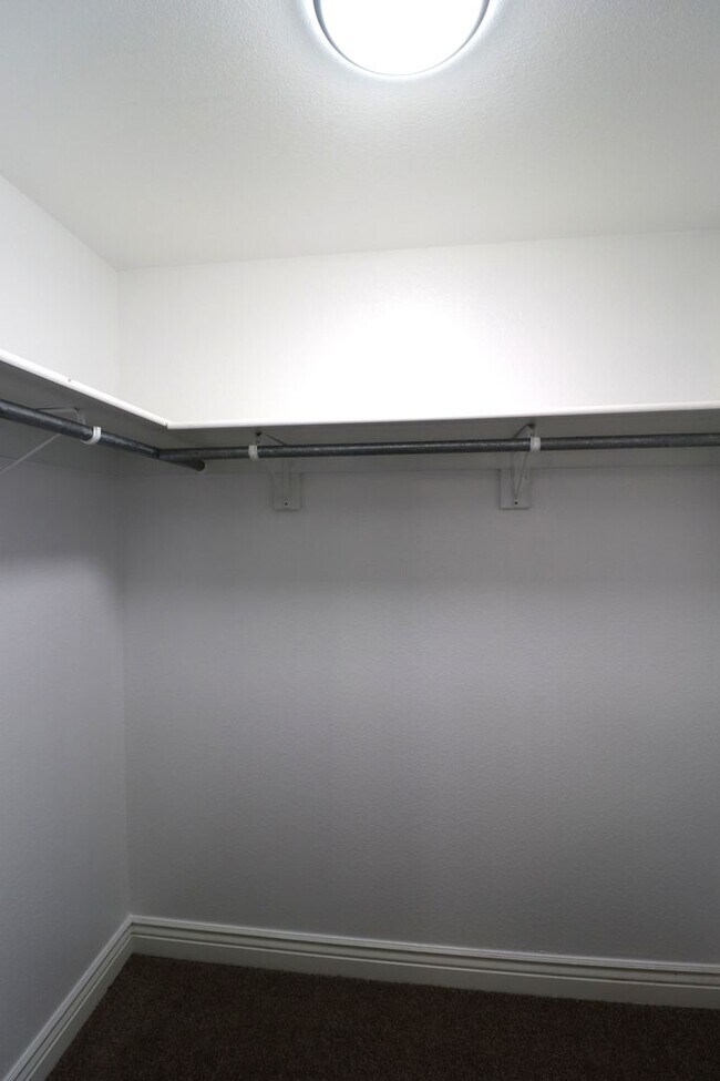 Building Photo - Spacious home for rent!