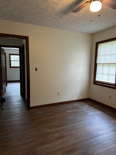 Building Photo - 14 Country Ln SE