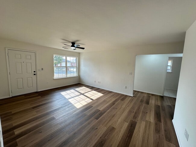 Building Photo - Beautiful 3bed/2bath House Available Near Tinker and Oklahoma Heart Hospital!