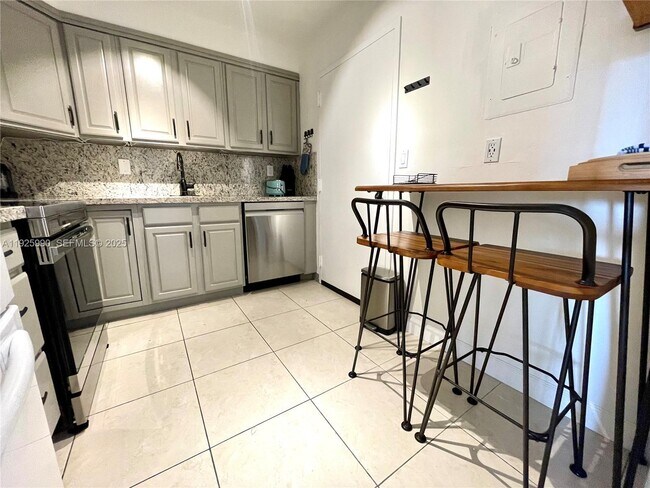 Building Photo - 10101 E Bay Harbor Dr