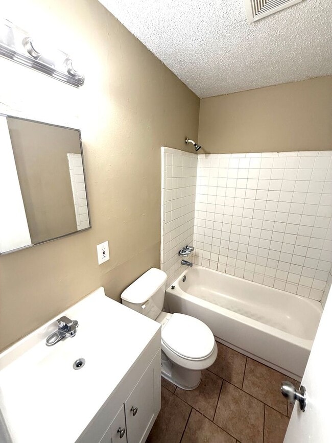 Building Photo - ** 3 bed 1.5 bath located across from Frazer Church ** Call 334-366-9198 to schedule a self tour