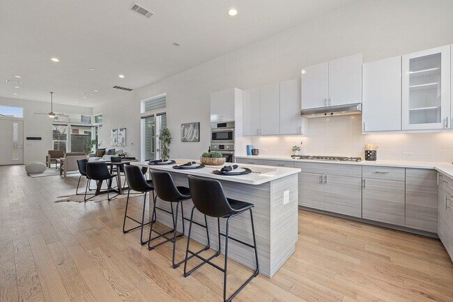 Building Photo - 6124 Florencia Ln