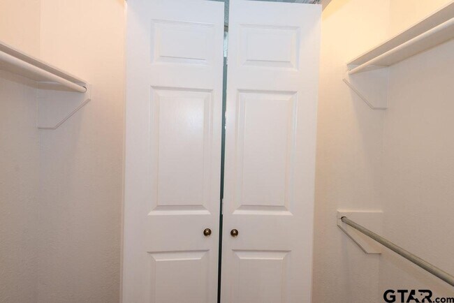 Building Photo - 5917 Hollytree Dr