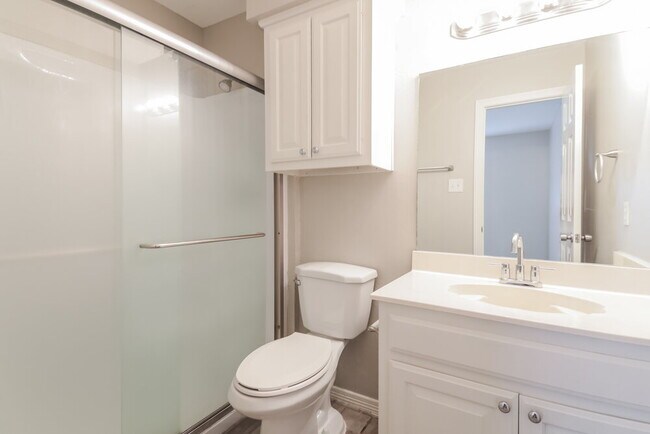 Building Photo - 206 E Holly