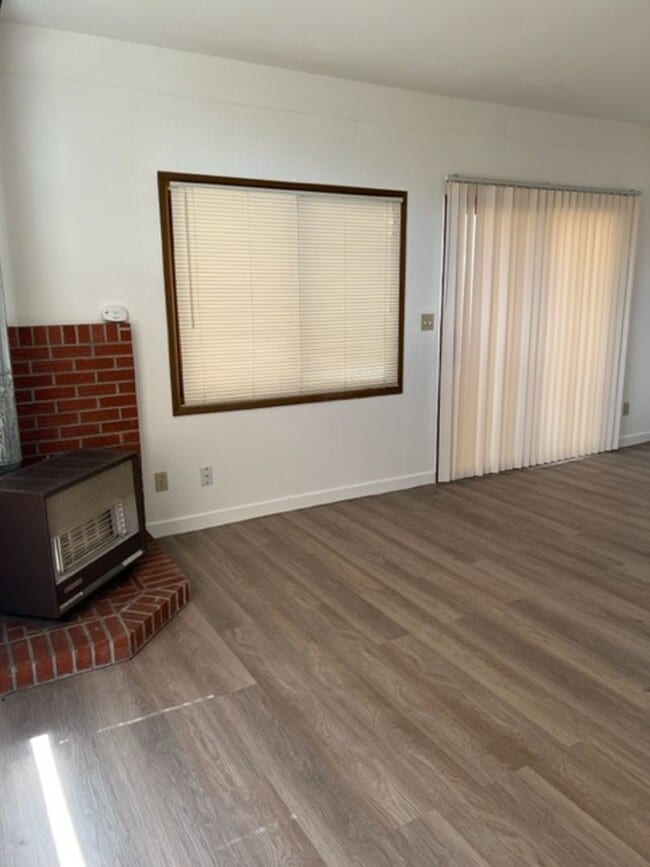 Building Photo - Centrally Located 2 Bed With Washer/Dryer Hookups