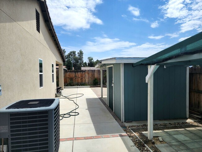 Building Photo - NE Bakersfield 4 bed 2 bath home with sola...