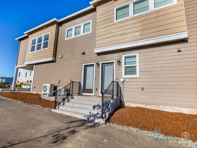 Building Photo - SUMMER SPECIAL: 1-MONTH RENT FREE! Charming 2 Bd/2.5 Ba Home in Hillsboro