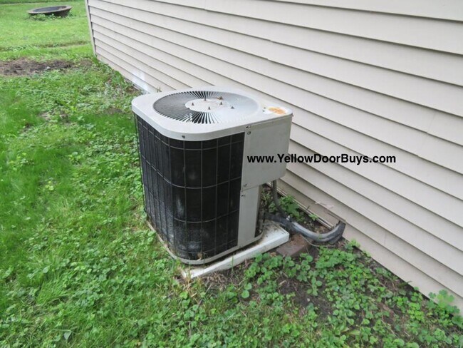 Building Photo - 410 E Houston St