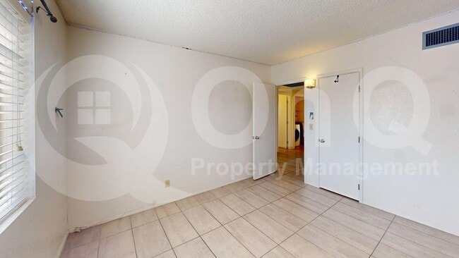Building Photo - 3402 N Richland Dr