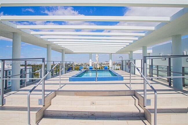 Building Photo - 1600 SW 1st Ave