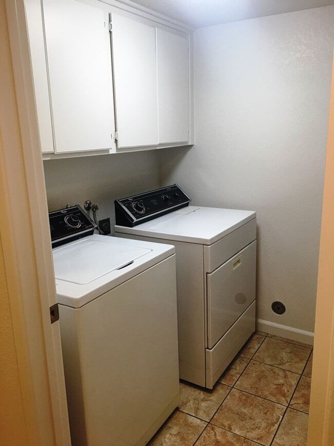 Building Photo - Updated End Unit 3 Bedroom Townhome