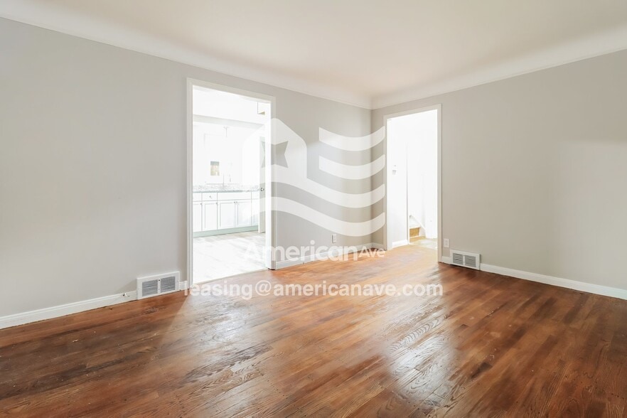Building Photo - 5065 Lafontaine St