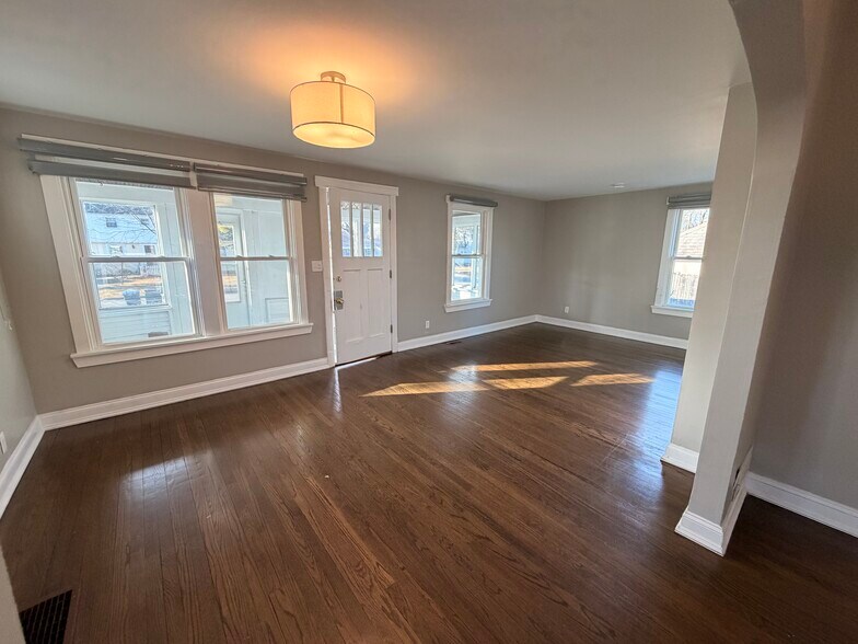 Building Photo - 856 Woodlawn Ave