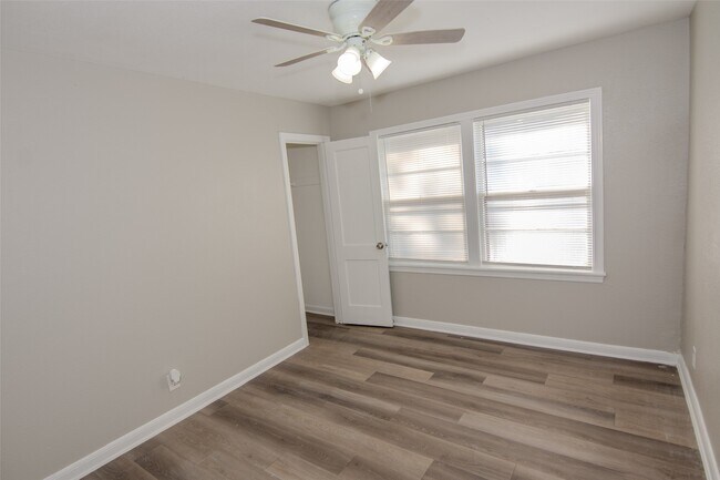 Building Photo - 5923 Bernice St