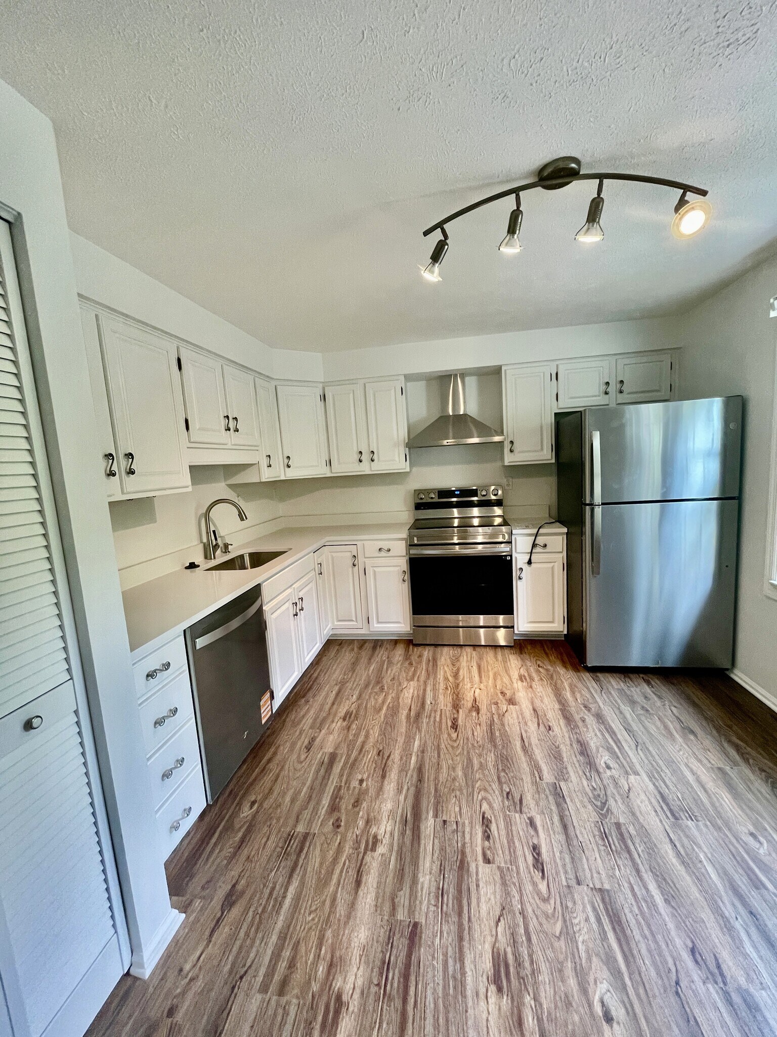Building Photo - 1010 River Oaks Dr