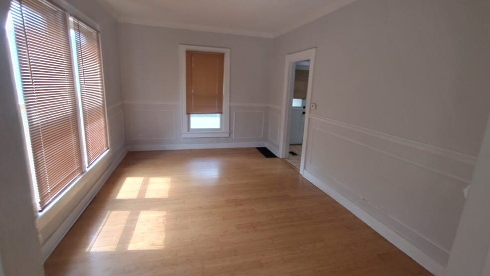 Building Photo - 320 S East St