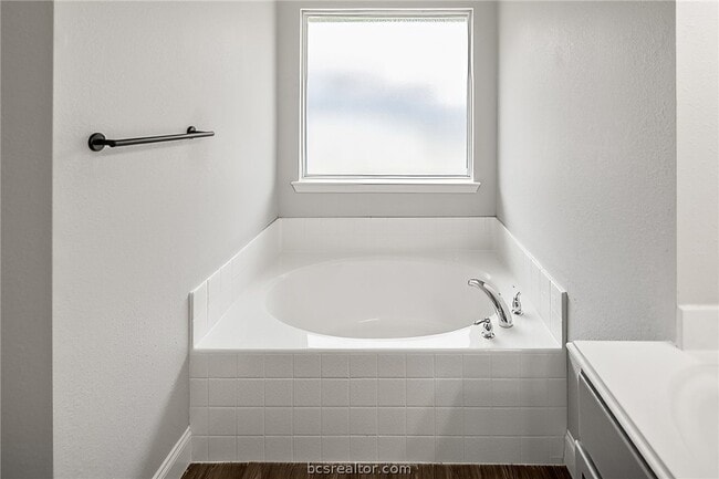 Building Photo - 916 Crested Point Dr