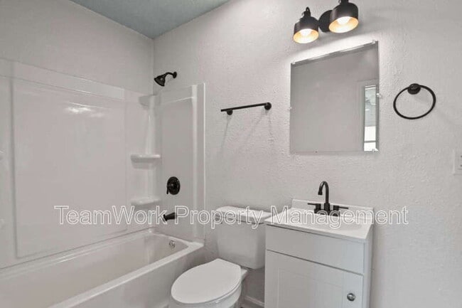 Building Photo - 3027 Azalea Dr