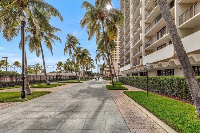 Building Photo - 2625 Collins Ave