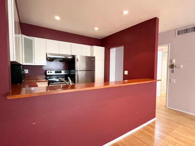 Building Photo - 1015 N Kings Rd