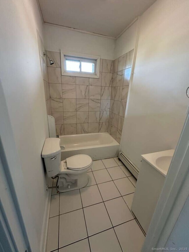 Building Photo - 220 Maplewood Ave