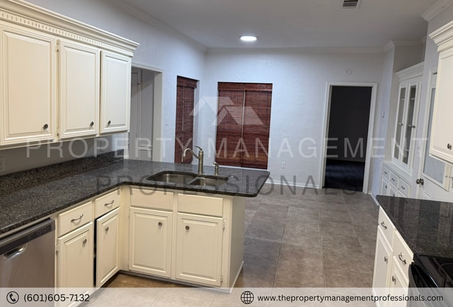 Building Photo - Renovated beauty near the country club and golf course!