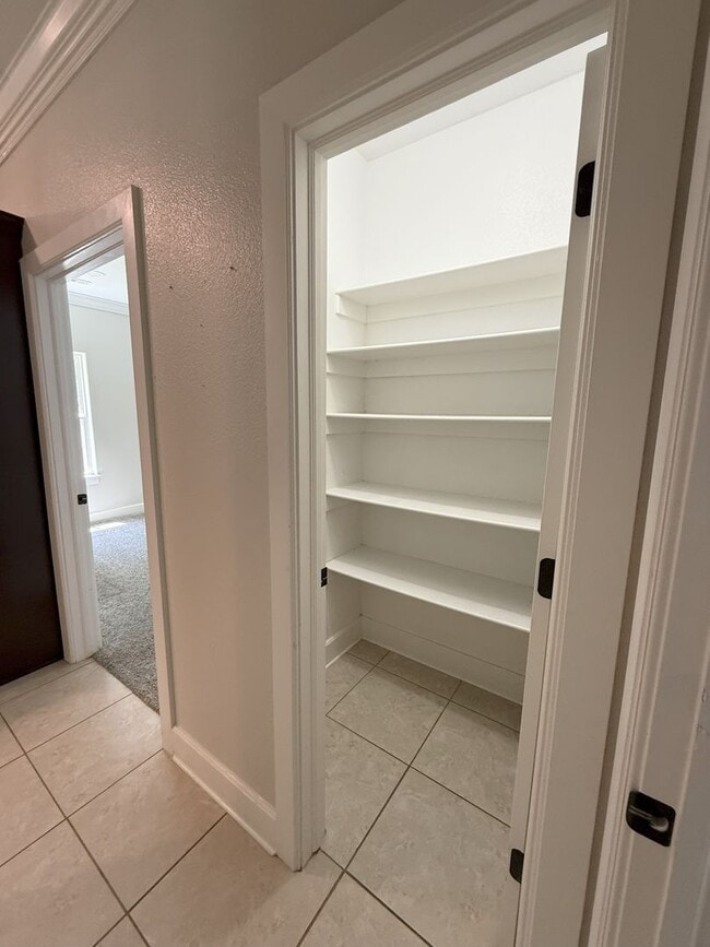 Building Photo - 3 Bedroom 2 Bathroom home. Available NOW!