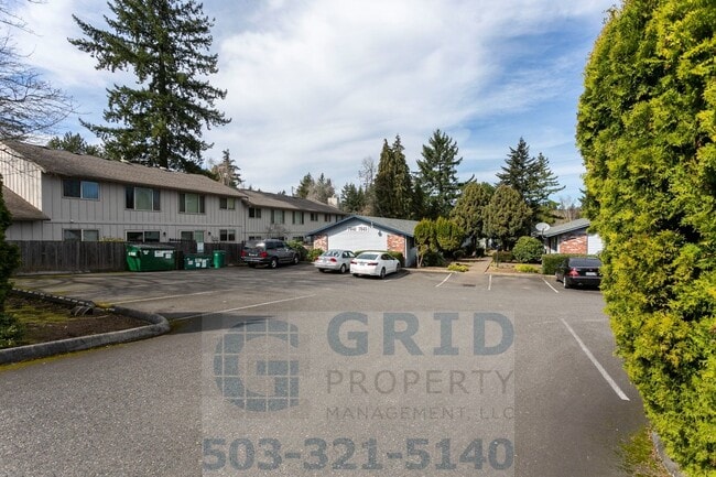 Building Photo - 2 Bedroom Apartment Available w/ Private Yard Space!