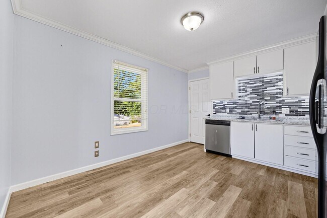 Building Photo - 455 Lakeview Dr