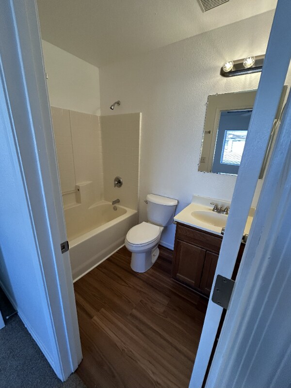 Building Photo - 1584 E Courtney Pl