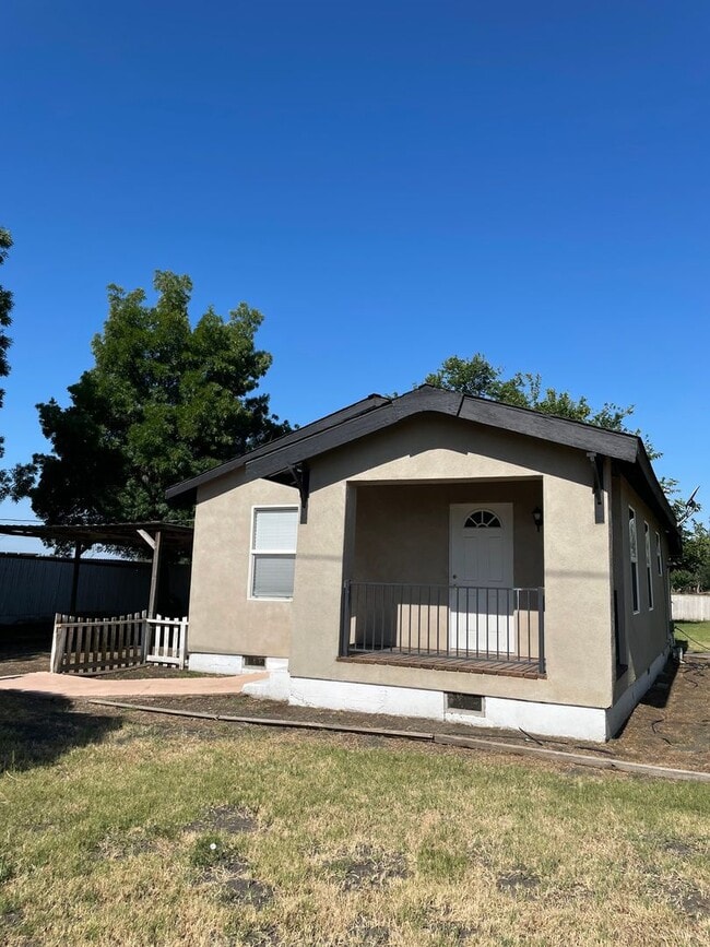 Building Photo - For Rent: Charming 2 Bedroom, 1 Bath Home ...