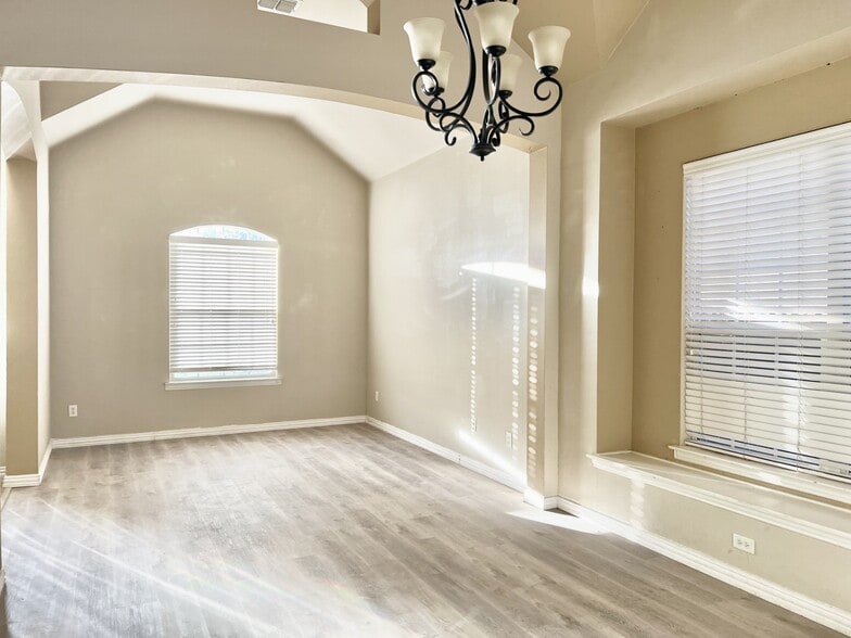 Building Photo - 2421 Mallard Dr