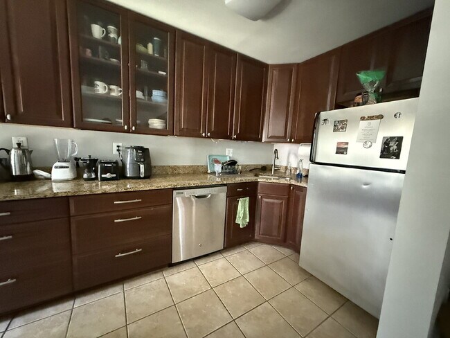 Building Photo - Bright & Beautiful Colonial Village Condo ...