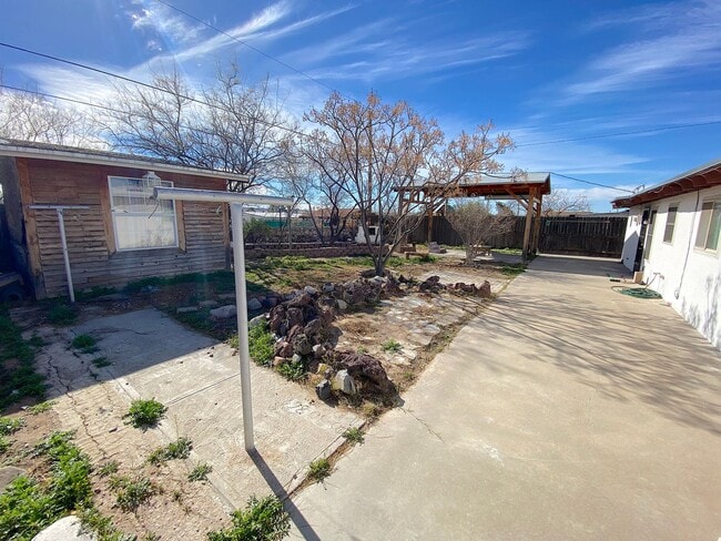 Building Photo - West El Paso 4 bed refrig A/C Home