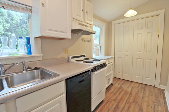 Building Photo - 1 Bedroom, 1 Bathroom Cottage in Heathwood - Available Now!