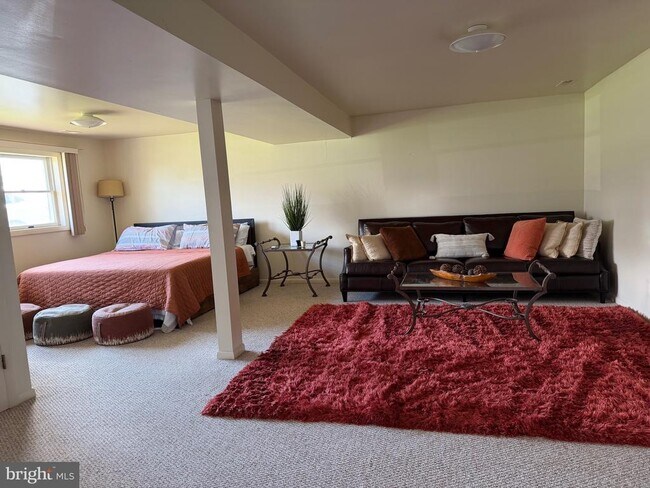 Building Photo - 18 Jameson Ln