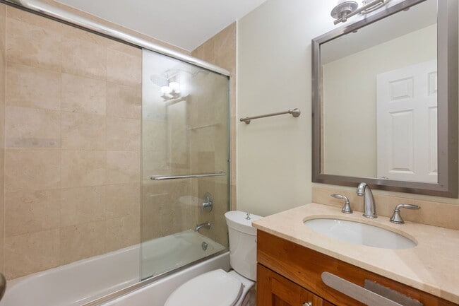 Building Photo - 450 W Briar Pl