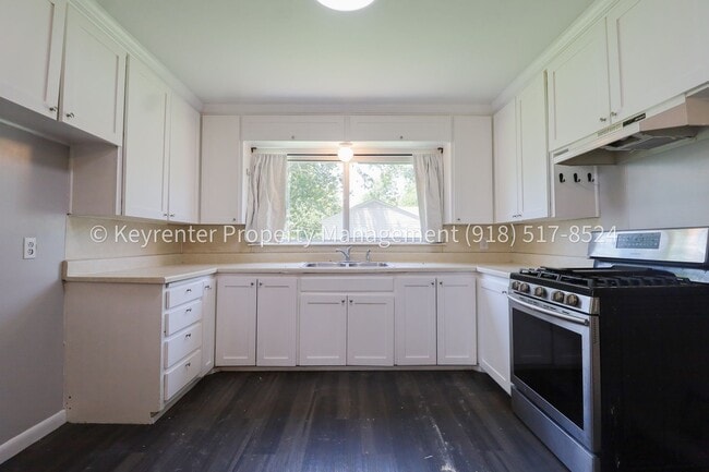 Building Photo - Beautifully Done 3 Bedroom House! Available for Immediate Move in!