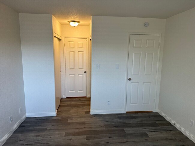 Building Photo - SW!! 2 Bedroom Condo!! 1st Floor!! Newly r...