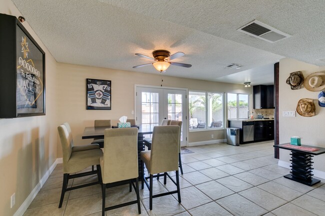 Building Photo - FULLY FURNISHED HOME*COVERED PATIO*SPARKLI...