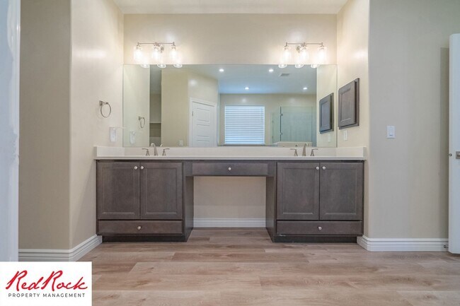 Building Photo - Stunning 4 Bedroom Home. Dog friendly!