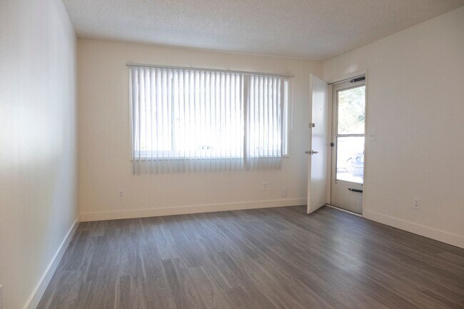 Building Photo - Charming Irvington Flat with Classic Style!