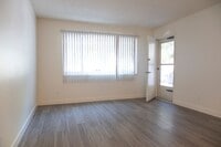 Building Photo - Timeless 1 Bedroom in Irvington!