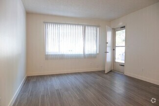 Building Photo - Inviting Irvington Flat with Timeless Appeal!
