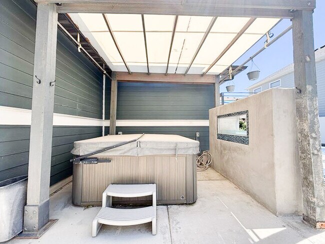 Building Photo - Luxury 5-Bedroom Rental with Pool, Finishe...