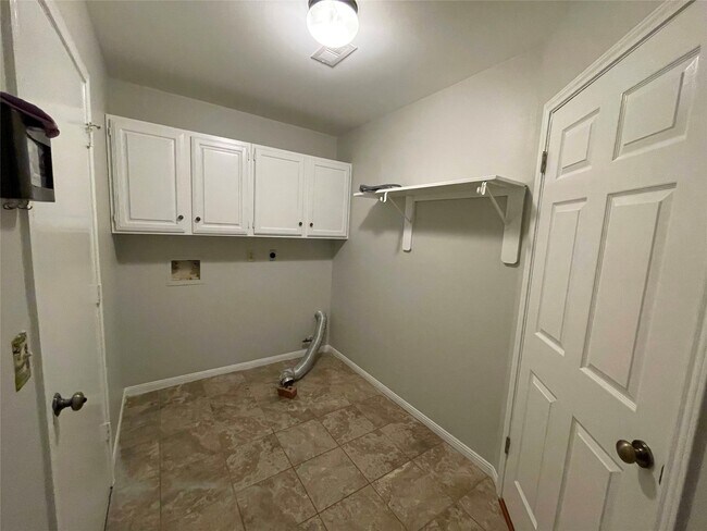 Building Photo - 7110 Pembrough Ln