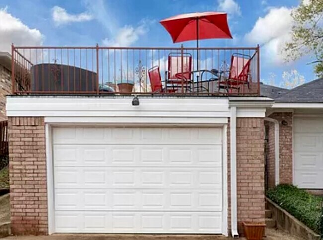 Building Photo - 815 Montreal Dr