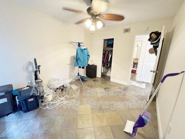 Building Photo - 105 Country Club Dr